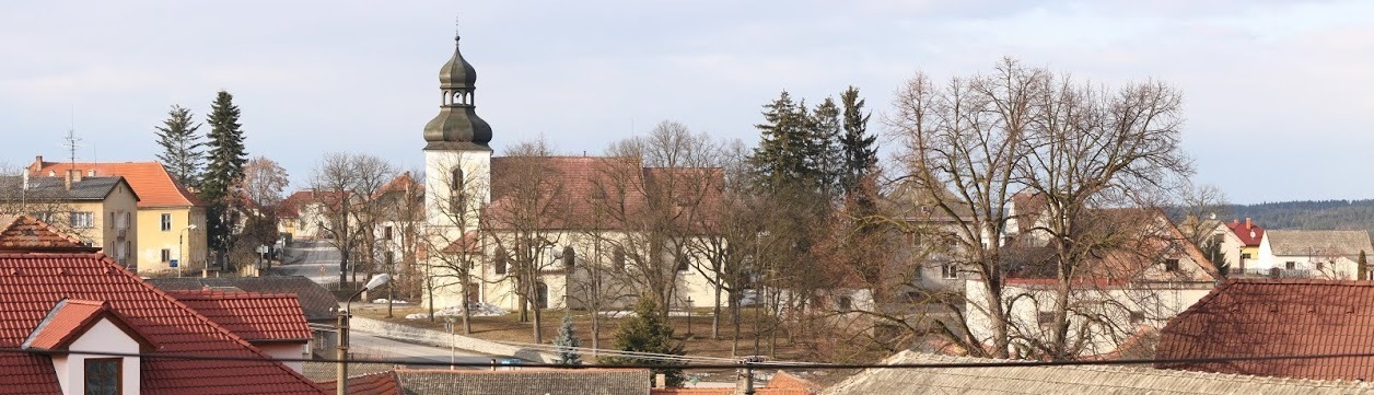 Pohled na kostel v Chrášťanech